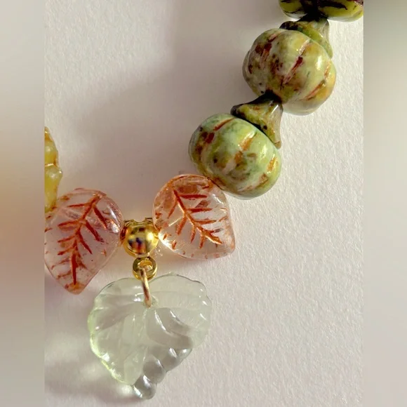 NWOT bracelet Pumpkins & Autumn Leaves rose Czech Glass, charms, stretch Osfm - Picture 4 of 10